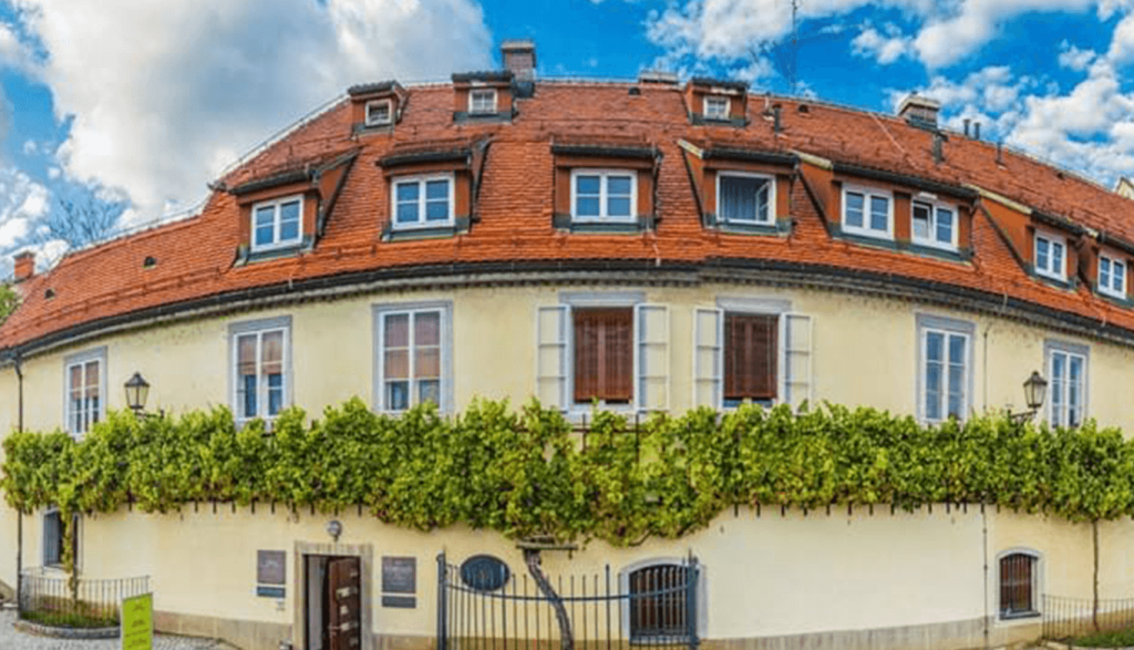 Wine Fountain Vodole wine shop – old vine Maribor